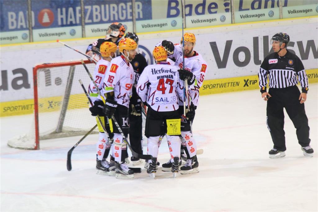 Die Fischtown Pinguins jubeln über ein Tor.