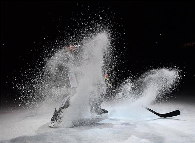Fischtown Pinguins: Urbas, Verlic und Friesen spielen in einer Reihe Die Fischtown Pinguins lassen in der Eisarena Bremerhaven wieder das Eis spritzen.