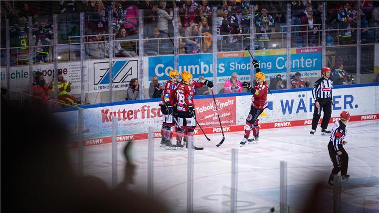 Pinguins erarbeiten sich Penaltysieg über Augsburg Jubelnde Eishockeyspieler der Fischtown Pinguins