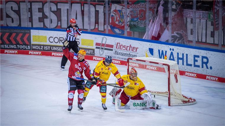 Pinguins verlieren Penalty-Krimi gegen die DEG Spielszene zwischen den Fischtown Pinguins und der Düsseldorfer EG.