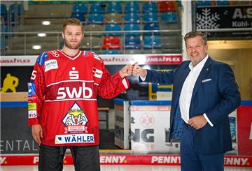 Die Fischtown Pinguins mit Sponsor Ulrich Seier begrüßen ihren Neuzugang Christian Wejse (links) in der Eisarena.
