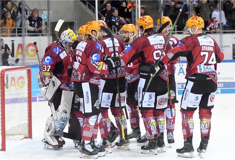 DEL: Werden die Eishockey-Playoffs komplett abgesagt? Die Fischtown Pinguins müssen in den Playoffs gegen Straubing ran. Doch möglicherweise könnte die komplette Meisterrunde wegen des Coronavirus abgesagt werden.