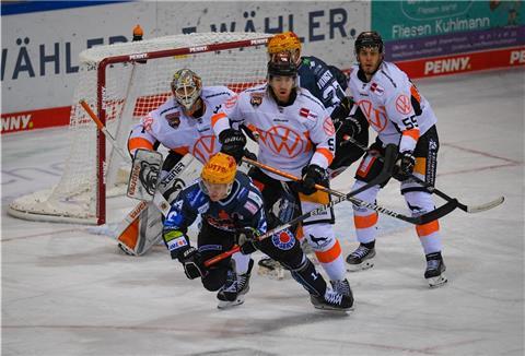 DEL-Eishockey mit den Fischtown Pinguins und den Grizzlies Wolfsburg in der Eisarena. Crosscheck am Mauermann. 