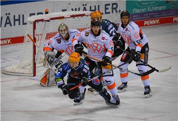 DEL-Eishockey mit den Fischtown Pinguins und den Grizzlies Wolfsburg in der Eisarena. Crosscheck am Mauermann. 