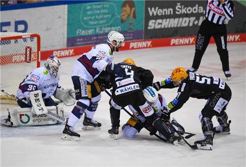 Die Fischtown Pinguins setzten das Tor der Eisbären Berlin im dritten DEL-Finale gut unter Druck.