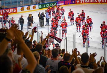 Die Fischtown Pinguins sind mit einem Sieg in die Champions Hockey-League gestartet und wurden von den Fans gefeiert.