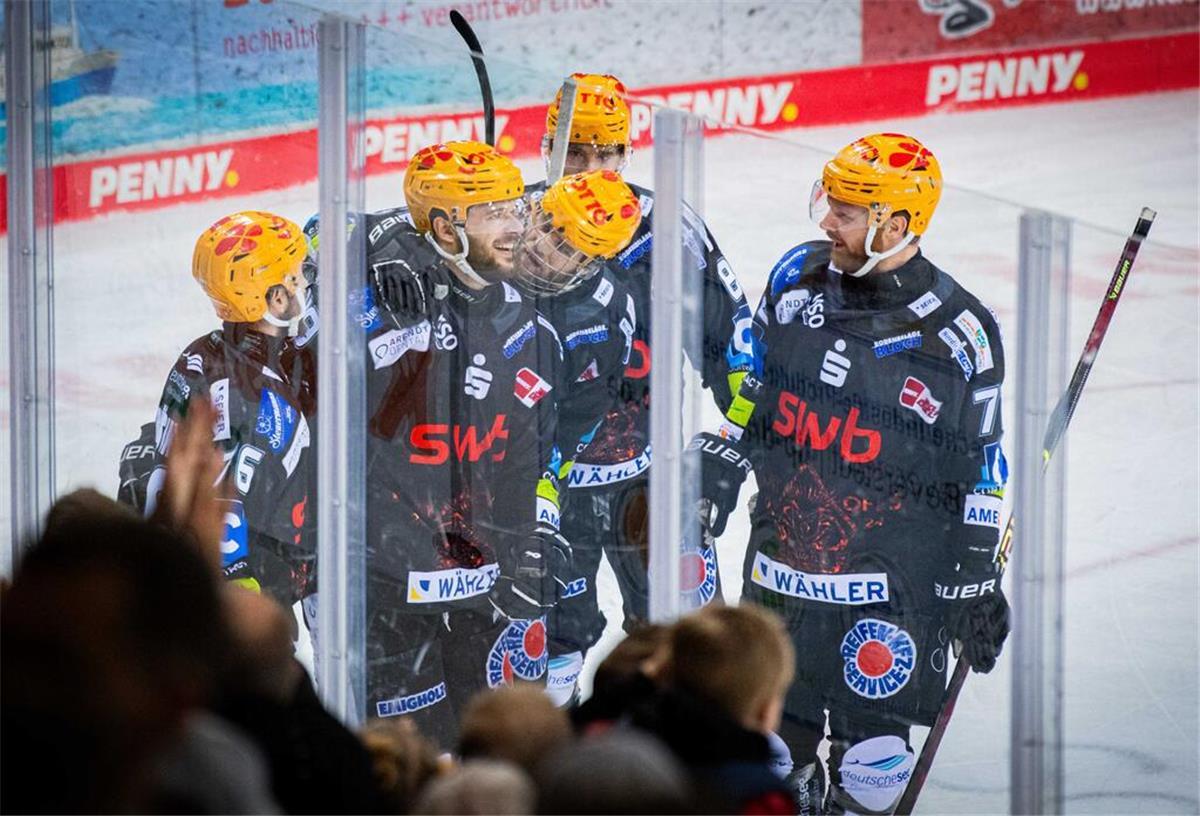 Fischtown feiert: Pinguins gewinnen das erste Playoff-Finale gegen Berlin Die Fischtown Pinguins starteten sehr nervös in das erste Playoff-Finale gegen die Eisbären Berlin.