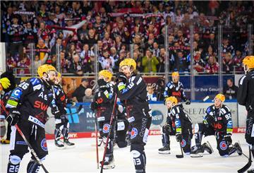 Die Fischtown Pinguins stehen nach der Niederlage enttäuscht auf dem Eis.