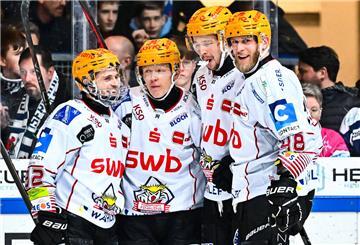 Die Fischtown Pinguins um Jubilar Ross Mauermann (2. v. li.) haben einen verdienten Sieg in Iserlohn eingespielt.
