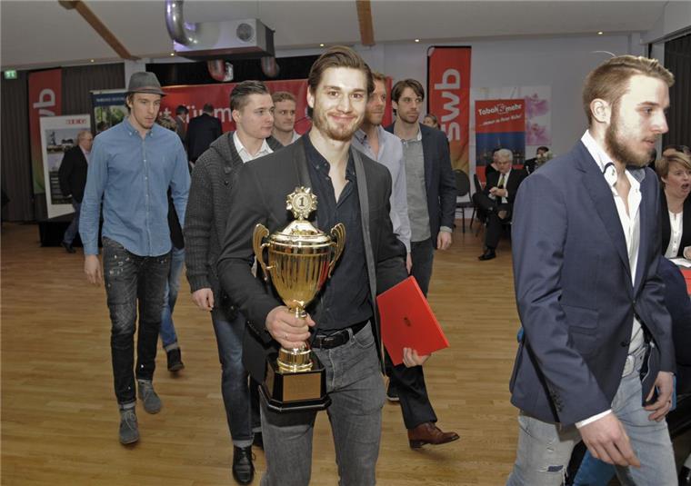 Fischtown Pinguins und HipHopperin Leonie sind "Sportler des Jahres" Die Fischtown Pinguins um Marian Dejdar (mit Pokal) sind Mannschafts-Sportler des Jahres. Foto Scheschonka