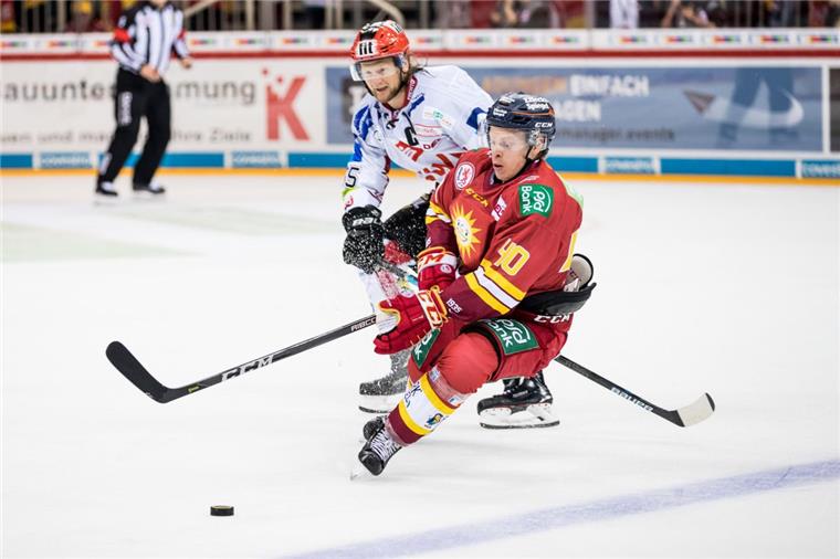Die Fischtown Pinguins und die Düsseldorfer EG (hier Mike Moore gegen Ken Andre Olimb) lieferten sich ein packendes Kampfspiel.