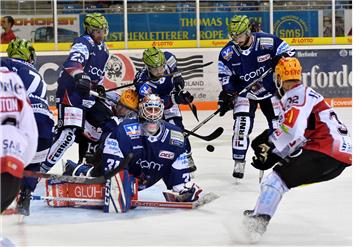 Die Fischtown Pinguins wollen die Iserlohn Roosters mit vielen Schüssen eindecken und nach zwei Niederlagen gegen die Sauerländer endlich wieder einen Sieg feiern.