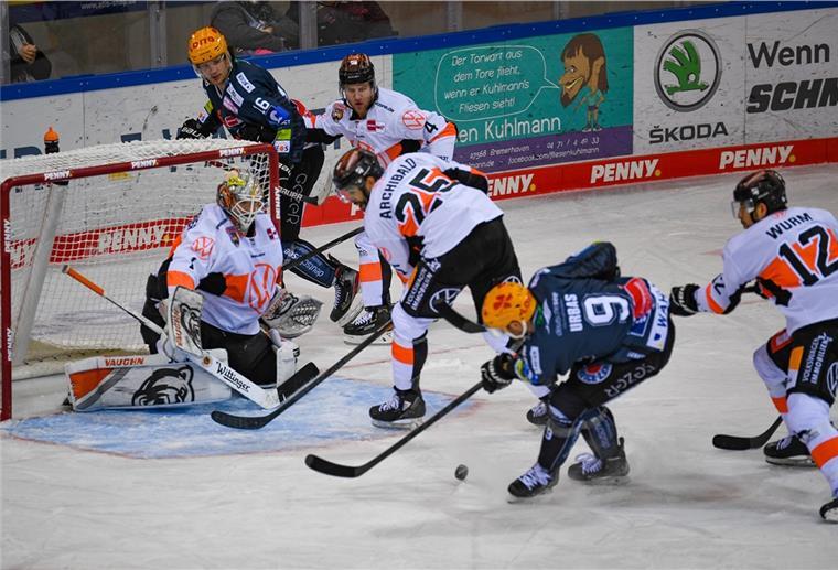 Keine neuen Corona-Fälle bei den Pinguins DEL-Eishockey mit den Fischtown Pinguins und den Grizzlies Wolfsburg in der Eisarena