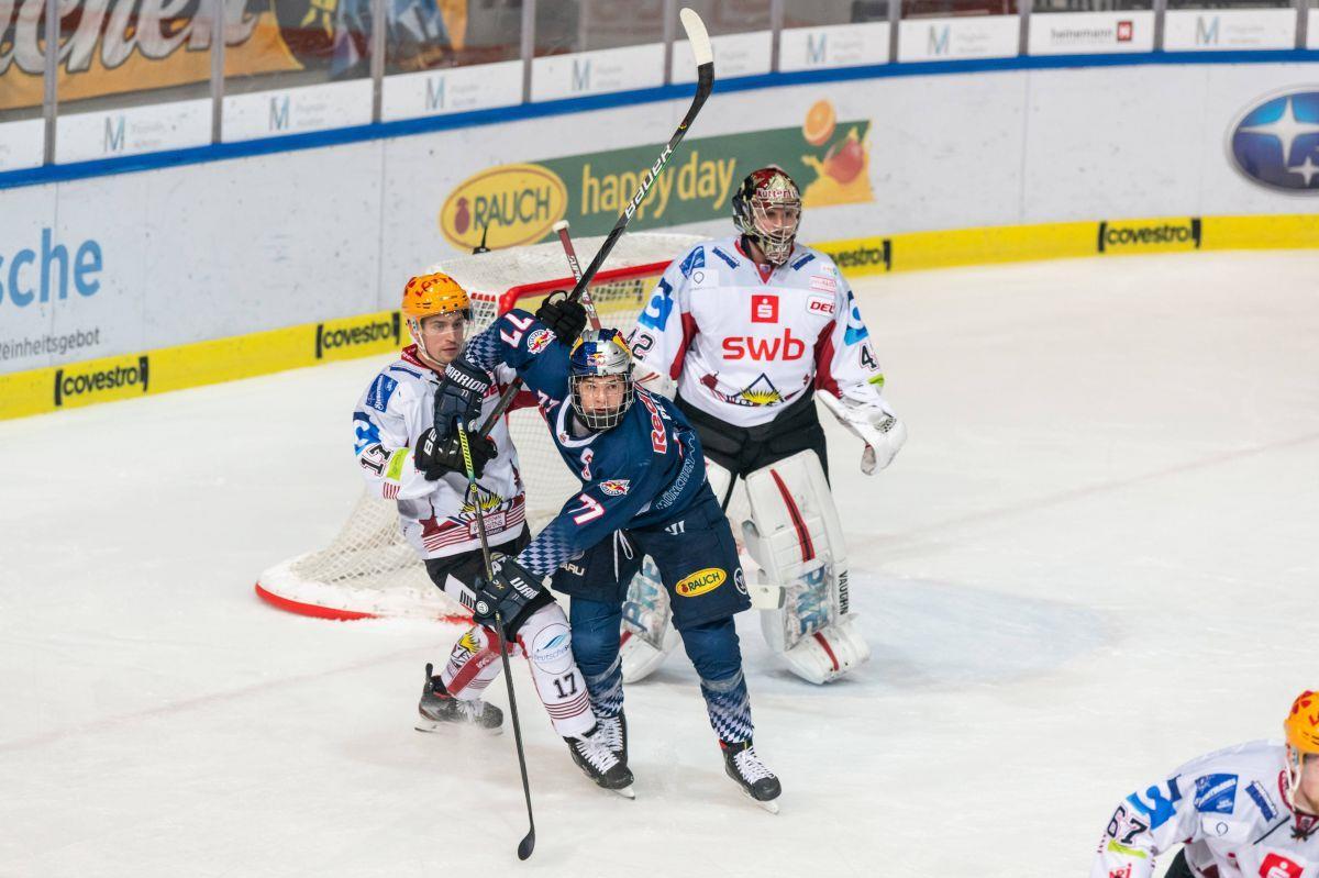 Die Fischtown Pinguins zeigten sich kampfstark. Hier hindert Stefan Espeland (links) Münchens JJ Peterka am Torschuss.