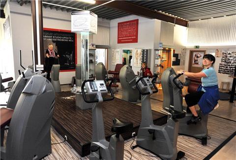 In einem Fitnessstudio wird trainiert. 