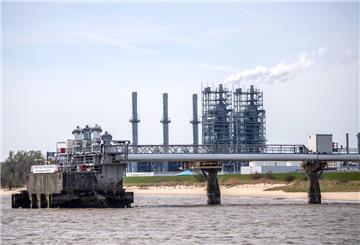 Niedersachsen, Stade: Blick auf die Anlage von Dow.