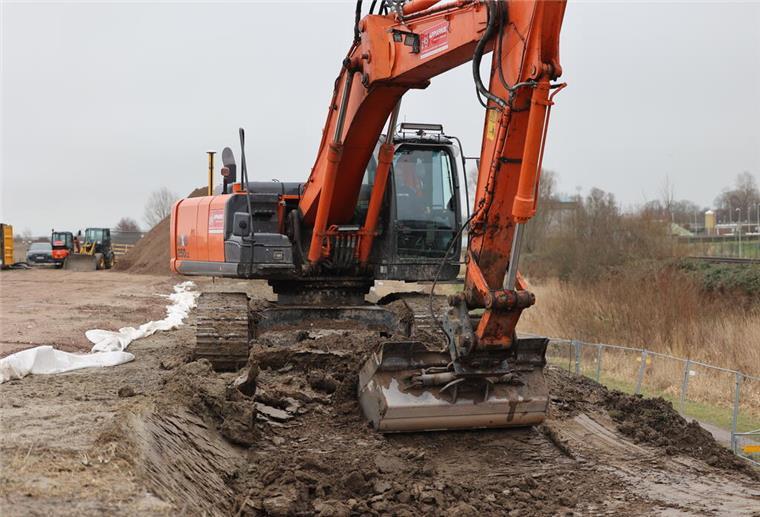 Die Fläche wird verdichtet: Bagger ebnen den Weg für die Wasserstoff-Elektrolyseanlage „An der Baumrönne“ in Cuxhaven.