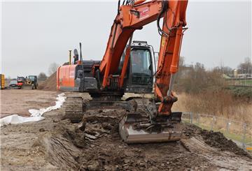 Die Fläche wird verdichtet: Bagger ebnen den Weg für die Wasserstoff-Elektrolyseanlage „An der Baumrönne“ in Cuxhaven.