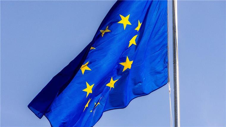 Die Flagge der Europäischen Union weht vor dem Gebäude des Europäischen Parlaments.