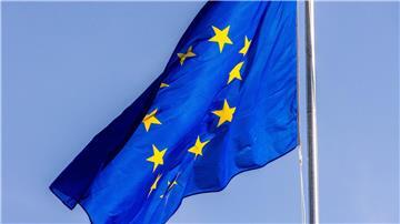 Die Flagge der Europäischen Union weht vor dem Gebäude des Europäischen Parlaments.