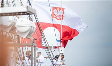 Die Flagge im Wind. Das polnische Segelschiff &quot;Dar Mlodziezy&quot; liegt an...