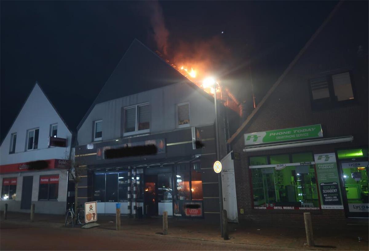 Döner-Laden fängt Feuer: Innenstadt gesperrt Die Flammen schlagen aus dem Dach eines Hauses in Delmenhorst. Die Dunstabzugshaube eines Döner-Grills hatte dort Feuer gefangen.