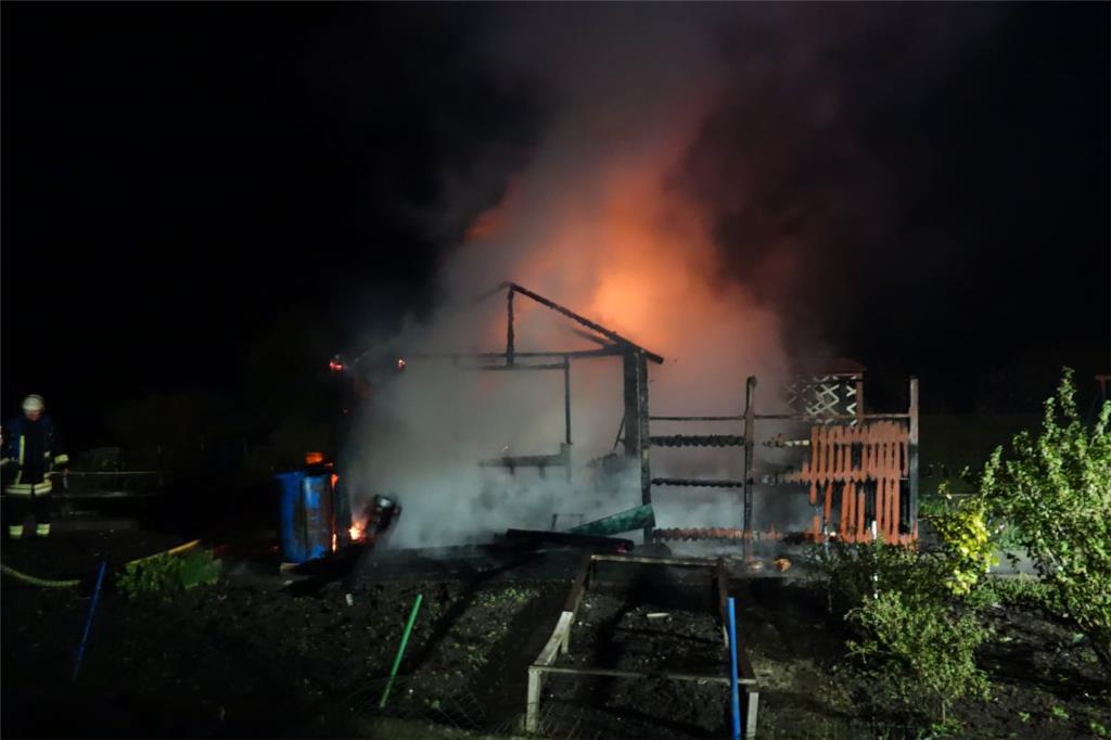 Die Flammen schlugen rund fünf Meter hoch aus dem Gartenhäuschen.