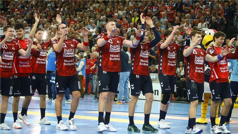 Flensburg jubelt im Derby und stürmt an die Tabellenspitze Die Flensburger Spieler bejubeln den Derby-Sieg.