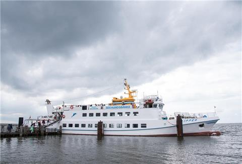 Das Motorschiff "Flipper" liegt am Anleger der Nordseeinsel Neuwerk.