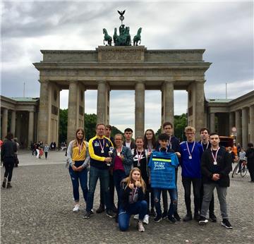 Die Floorball-Mannschaft der Oberschule 1 Nordenham gewann beim Schulcup-Bundesfinale in Berlin alle vier Vorrundenspiele und das Halbfinale.
