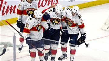 Die Florida Panthers um Nico Sturm haben in der NHL den siebten Heimsieg in Folge gefeiert.