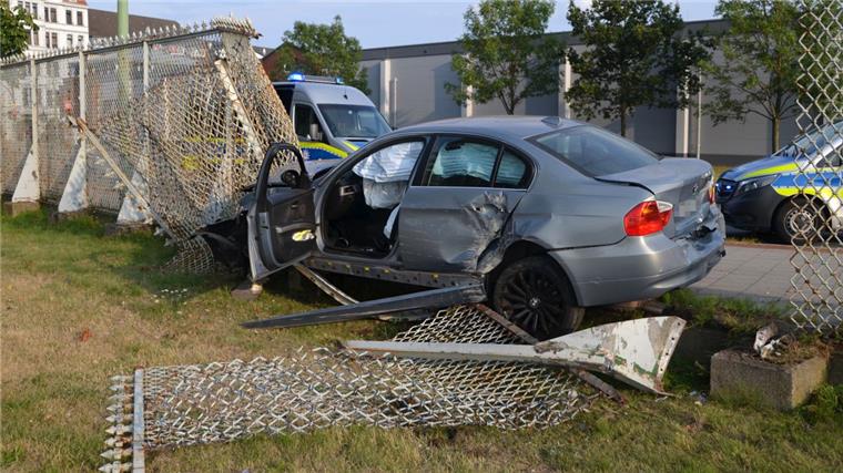 Die Flucht eines 18-jährigen Tatverdächtigen endete in der Kurve zur Rickmersstraße in Bremerhaven-Lehe.