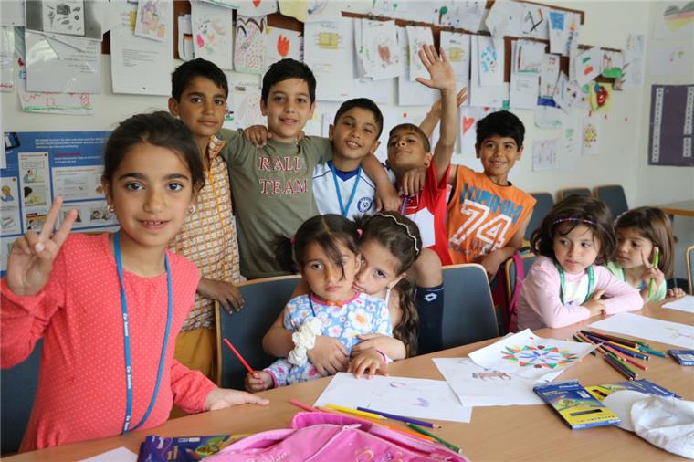 :Die Flüchtlingskinder aus der Notunterkunft in Altenwalde haben täglich Deutschunterricht. 