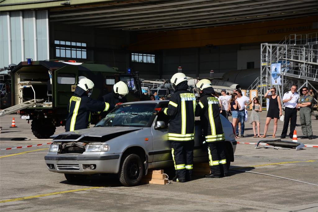 Die Flughafenfeuerwehr demonstrierte, wie ein Unfallopfer aus einem Auto geschni...