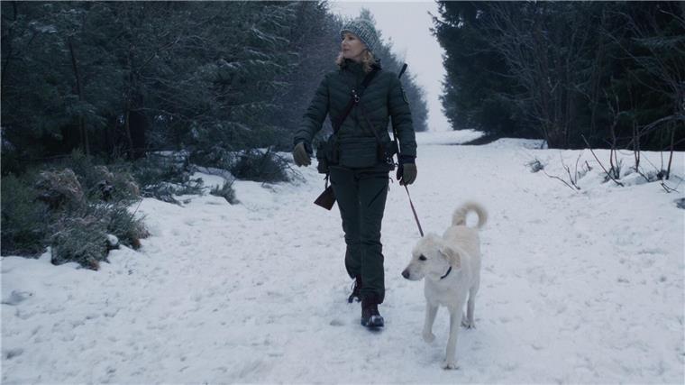 Inspiriert vom echten Leben: Erzgebirgskrimi „Wintermord“ Die Försterin Saskia Bergelt entdeckt in einem zugeschneiten Auto am Waldrand einen Toten.