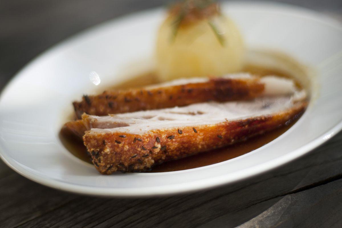 Die Forderung der CDU nach Schweinefleisch in öffentlichen Kantinen sorgt gerade im Netz für große Aufregung. 
