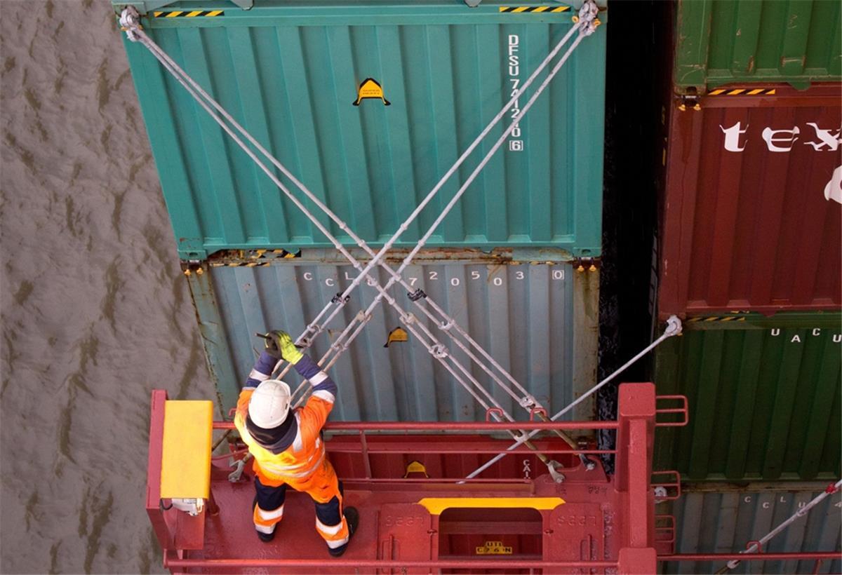 Bremerhaven: Lascher-Kampagne erweist sich als Flop Die Forderung „Laschen ist Hafenarbeit“ ging ins Leere. Im Hafen machen ohnenhin die Hafenarbeiter den Job, nicht die Seeleute. Und Landesregelungen dazu wären auch nicht zulässig.