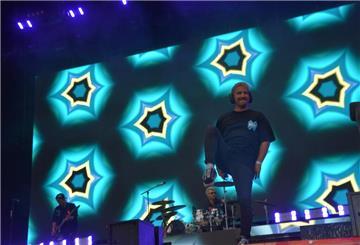Mann auf Bühne mit Kaleidoskopoptik