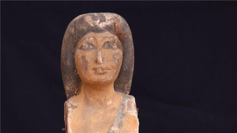 Wie Forscher in Ägypten überraschend ein uraltes Grab fanden Die Forscher fanden zahlreiche Grabbeigaben in dem Grab, die zum Teil noch gut erhalten sind.
