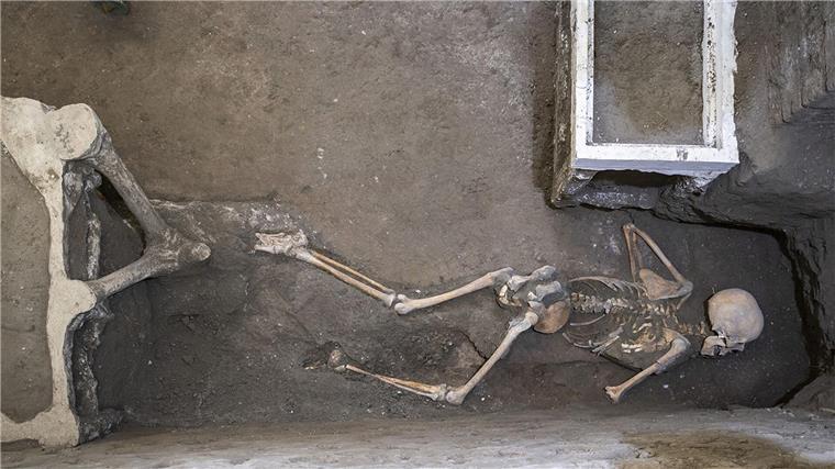 Skelette von Opfern des Vesuv-Ausbruchs in Pompeji gefunden Die Forscher gehen davon aus, dass es die Überreste einer Frau und eines Mannes sind, die vor dem Ausbruch des Vesuvs in einem Raum Schutz suchten.