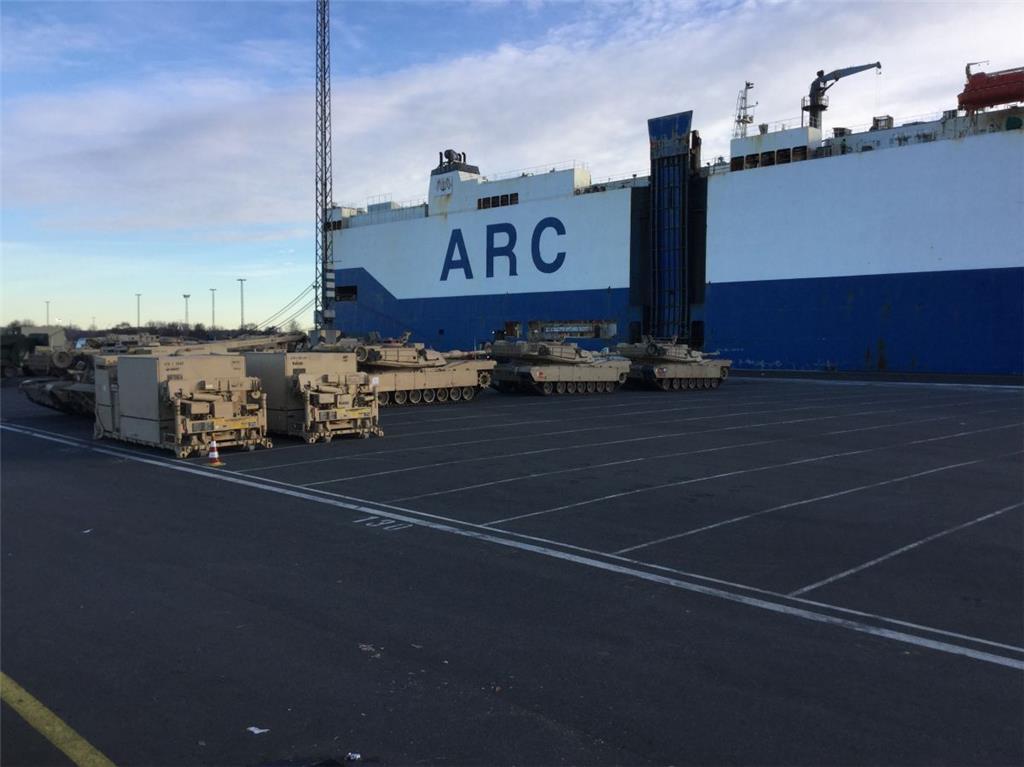 Die Fracht soll in Kürze über Polen in weitere Länder Mittel- und Osteuropas gebracht werden. Nach Angaben der Bundeswehr wird ein großer Teil per Zug transportiert.
