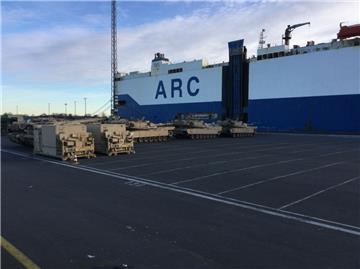 Die Fracht soll in Kürze über Polen in weitere Länder Mittel- und Osteuropas gebracht werden. Nach Angaben der Bundeswehr wird ein großer Teil per Zug transportiert.