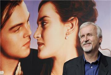 Regisseur James Cameron vor einem Titanic-Poster