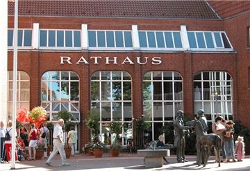 Die Fraktion von Bündnis 90/Die Grünen im Rat der Samtgemeinde Zeven regt an, den Rat einmal im Jahr vormittags tagen zu lassen. Dadurch sollen Politikkurse der Zevener Schulen die Möglichkeit haben, eine Ratssitzung zu besuchen.