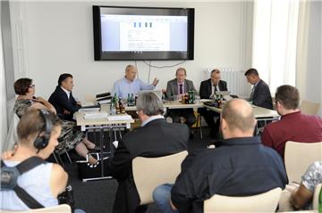 Die Fraktionsspitzen von SPD und CDU haben am Mittwoch ihre Sparvorschläge für den Haushalt vorgestellt. Er soll am Donnerstag in der Stadtveordnetenversammlung beschlossen werden. Foto Scheschonka