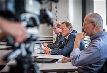Die Fraktionsvorsitzenden der Bremerhavener Koalition wollen nicht über Vorlagen beraten, die mit Gender-Doppelpunkt oder Sternchen formuliert sind. (von links): Thorsten Raschen (CDU) , Hauke Hilz (FDP), und So¨nke Allers (SPD).