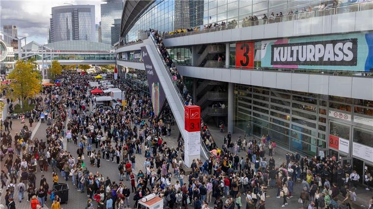 Buchmesse verlängert Vertrag für Standort Frankfurt bis 2028 Die Frankfurter Buchmesse bleibt auf dem Messegelände der Mainmetropole.