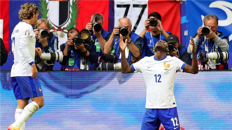 Die Franzosen um Randal Kolo Muani (r) und Antoine Griezmann erreichten das Viertelfinale.