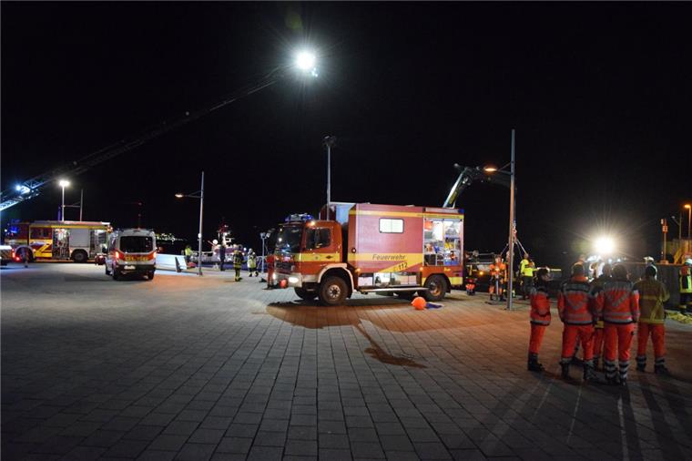 Die Frau, die mit einem BMW in die Weser in Bremerhaven gefahren oder gerollt war, ist laut Angaben der Feuerwehr tot. 