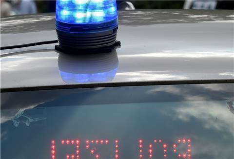 Eine Blaulicht-Sirene ist auf einem Polizeiauto. 